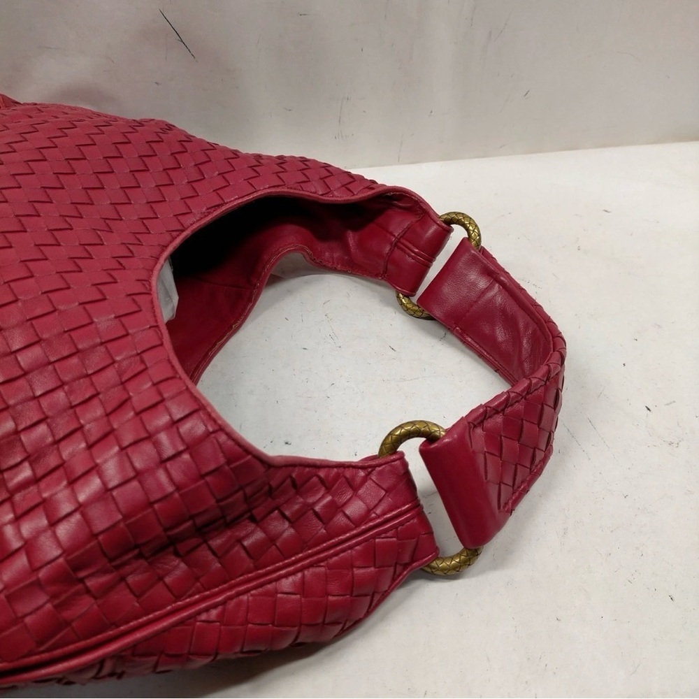 Bottega Veneta Red Intrecciato Hobo Bag. Lipstick red - Picture 9 of 16
